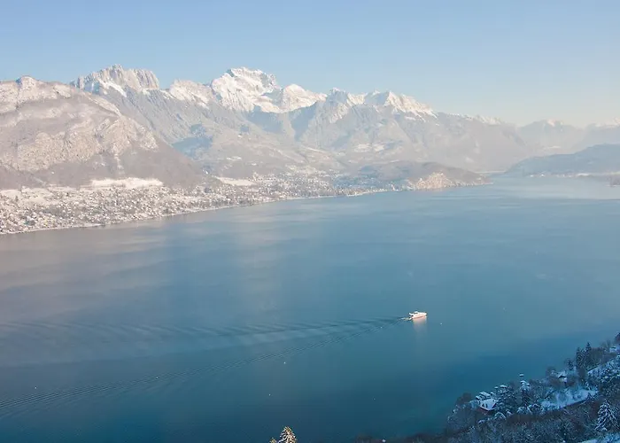 Les Tresoms And Hotel